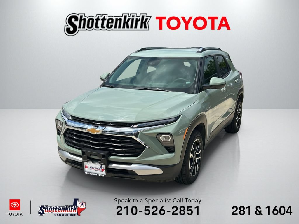 Used 2025 Chevrolet TrailBlazer LT FWD image 1