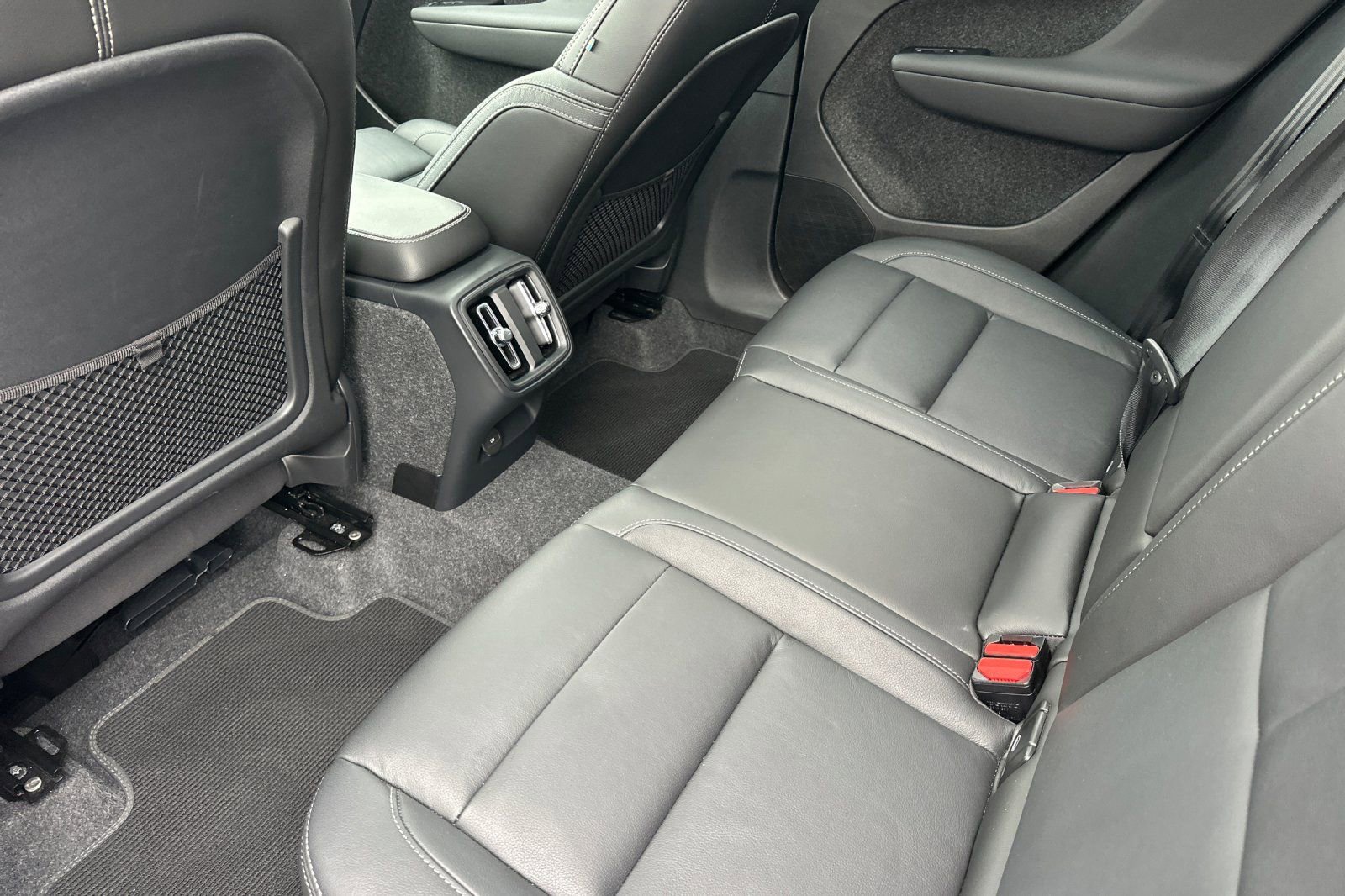 Used 2025 Volvo XC40 B5 Plus image 12