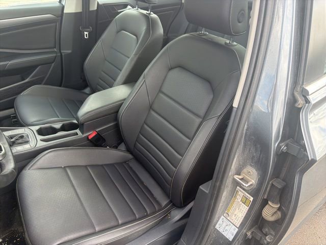 Used 2022 Volkswagen Jetta SE w/ Panoramic Sunroof Package FWD image 12
