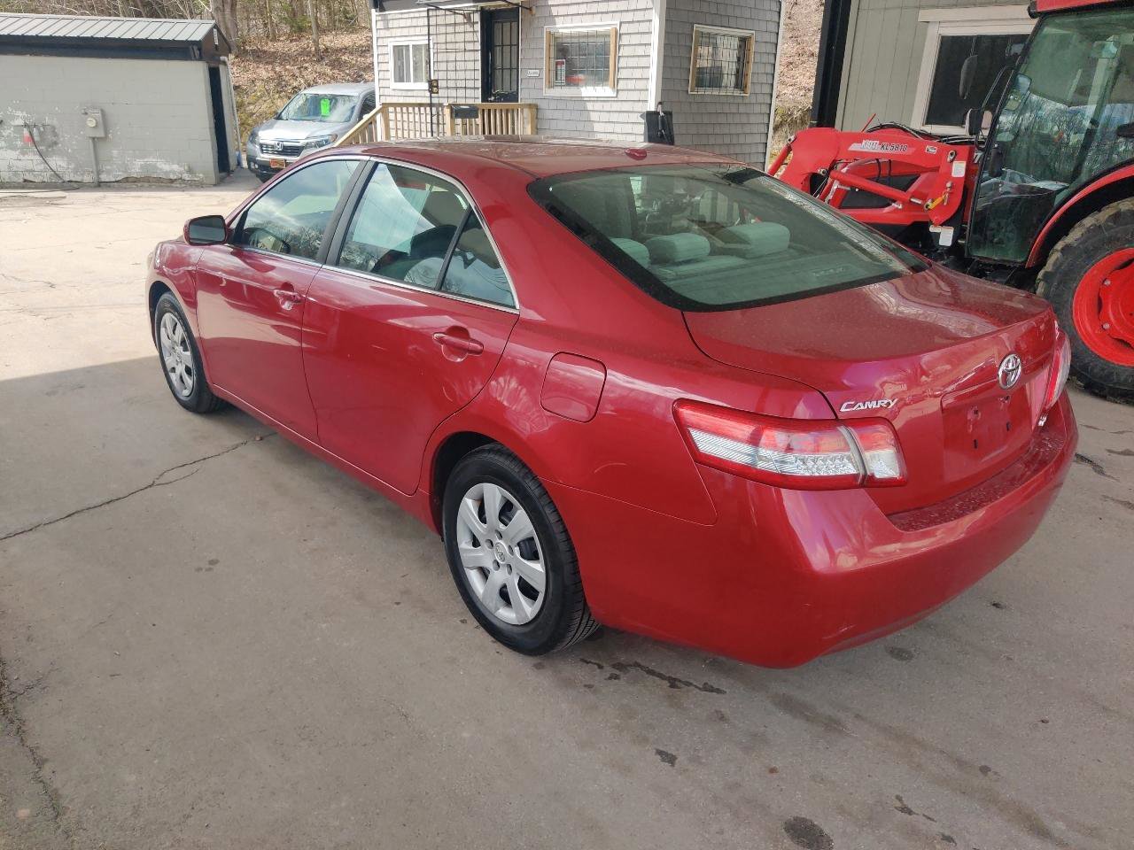 Used 2011 Toyota Camry LE image 4