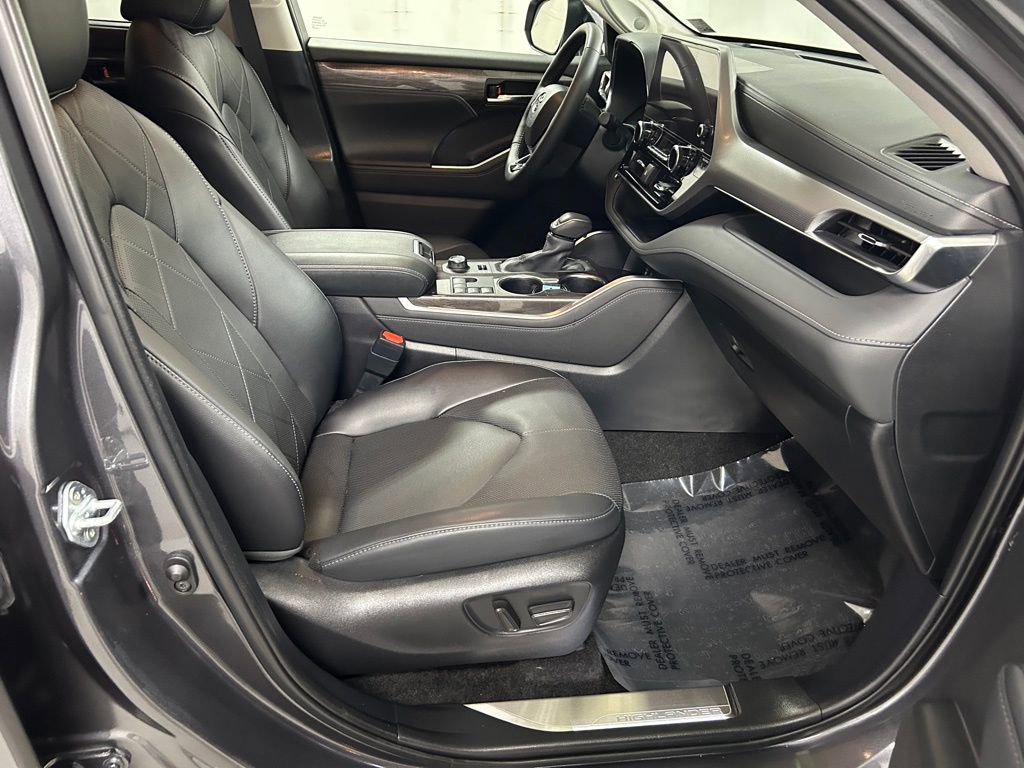 Used 2024 Toyota Highlander Platinum image 14