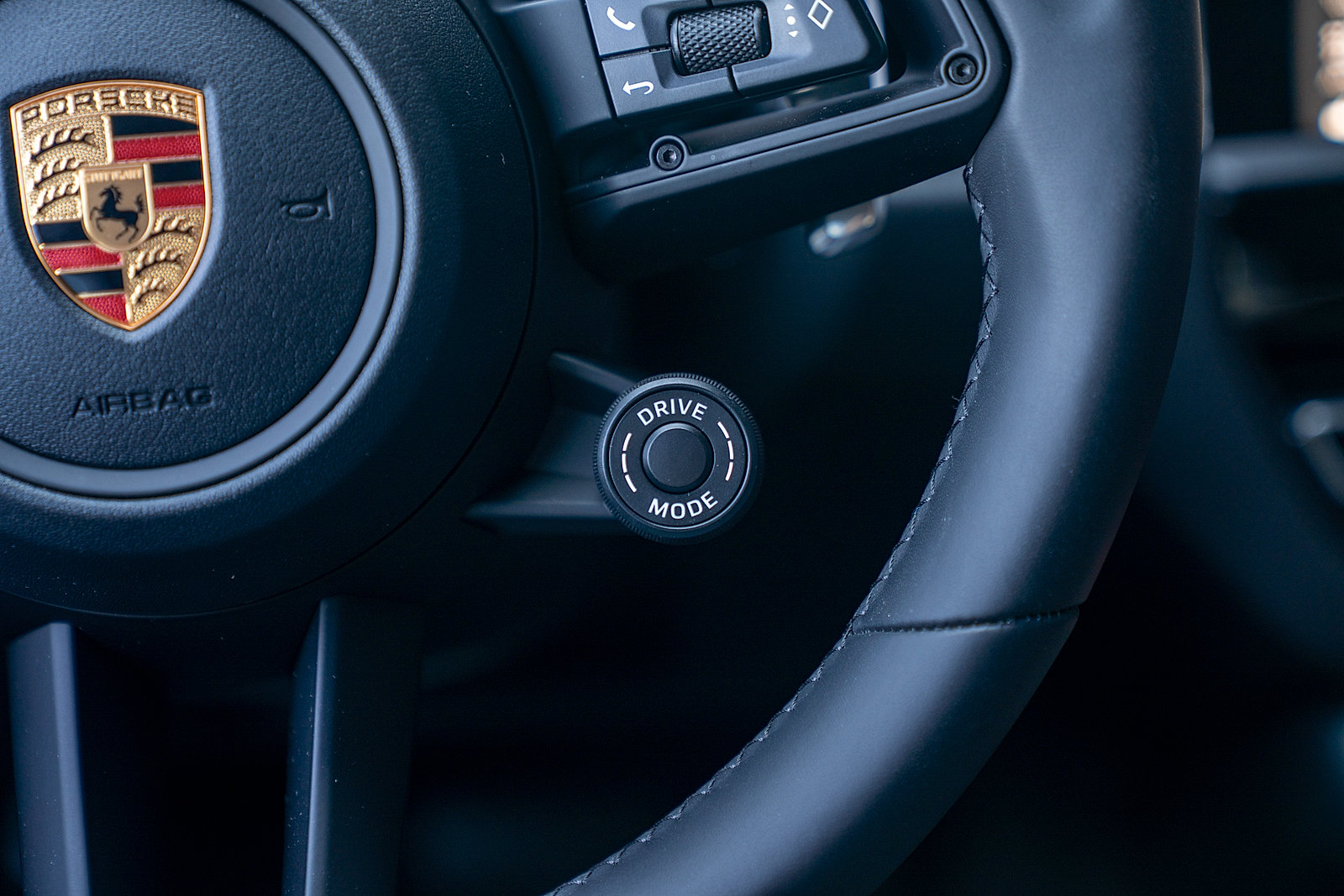 Certified 2026 Porsche Macan Turbo AWD/4WD image 9