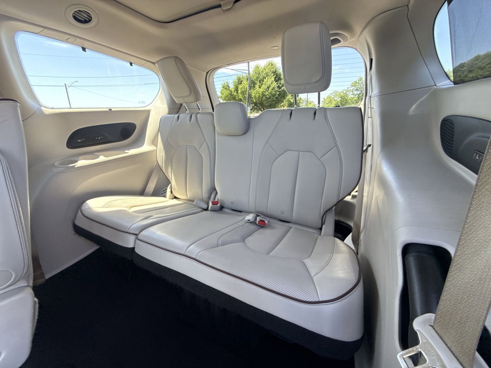 Used 2019 Chrysler Pacifica Limited w/ Advanced Safetytec Group FWD image 24