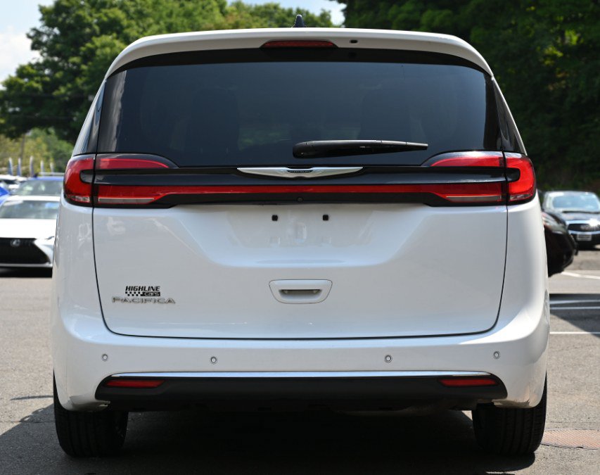 Used 2024 Chrysler Pacifica Touring-L FWD image 4