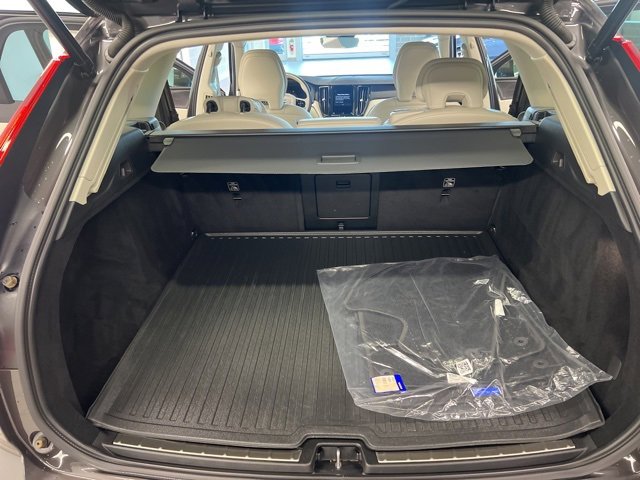 Used 2022 Volvo XC60 B6 Inscription w/ Protection Package Premier image 18