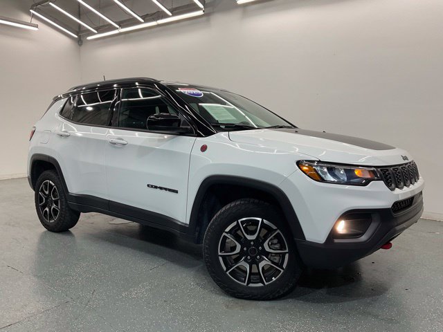Used 2025 Jeep Compass Trailhawk AWD/4WD image 2