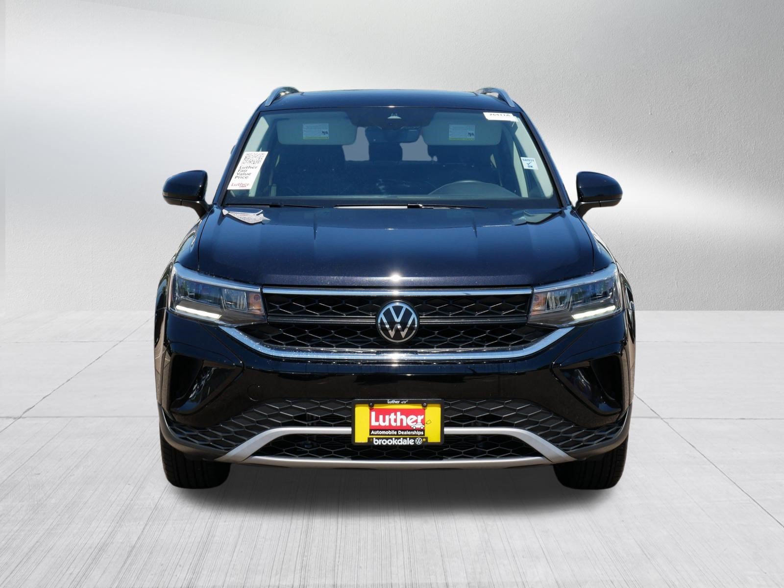 Used 2023 Volkswagen Taos SE w/ Panoramic Sunroof Package AWD/4WD image 2