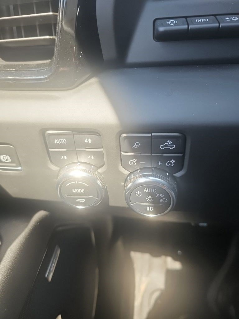 Used 2025 GMC Sierra 1500 AT4 w/ Technology Package AWD/4WD image 13