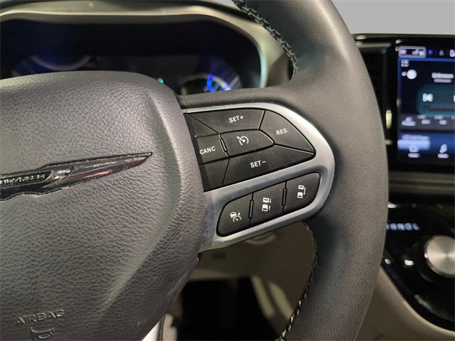 Used 2023 Chrysler Pacifica Touring-L image 15