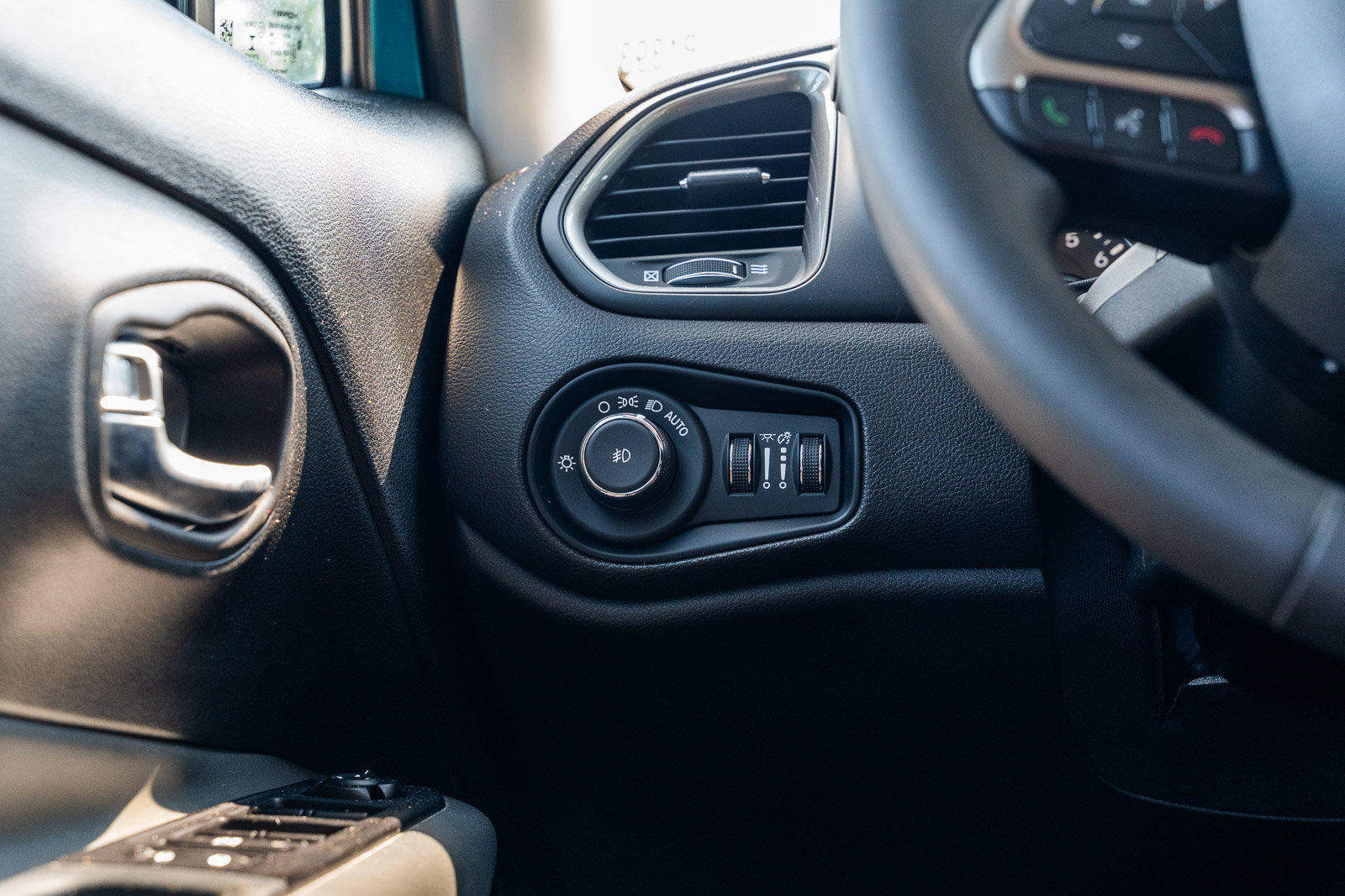 Used 2022 Jeep Renegade Latitude AWD/4WD image 24