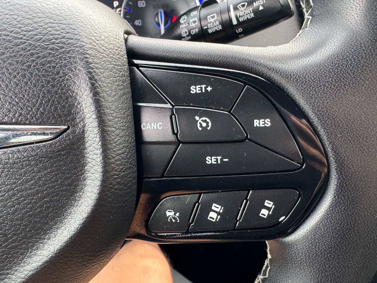 Used 2023 Chrysler Pacifica Touring FWD image 34