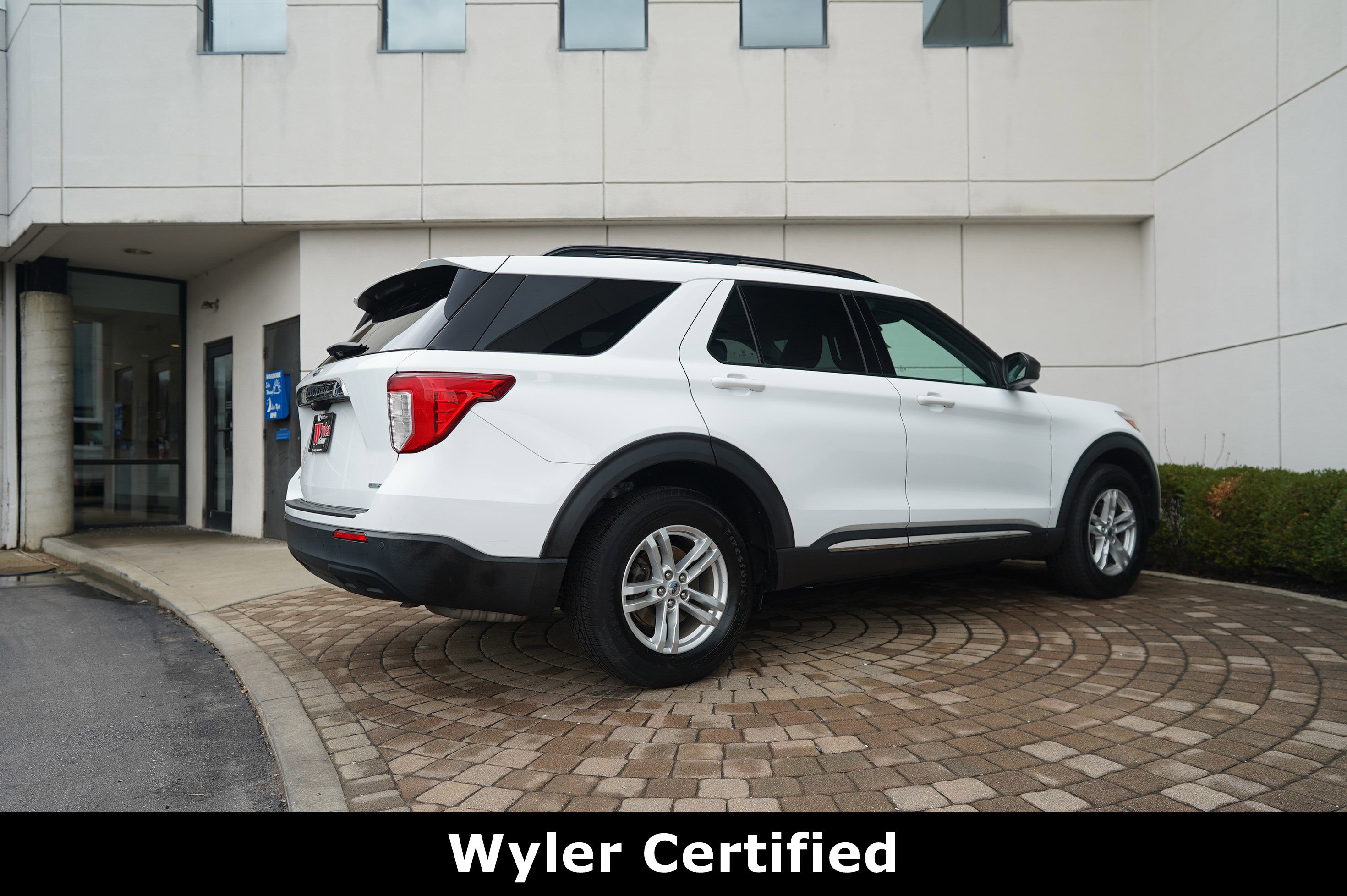 Used 2020 Ford Explorer XLT image 3