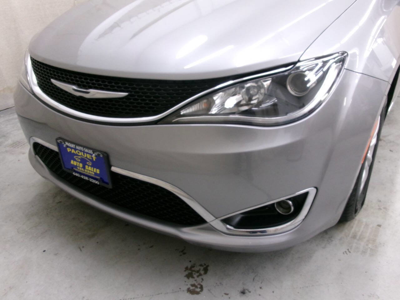 Used 2017 Chrysler Pacifica Touring-L image 9