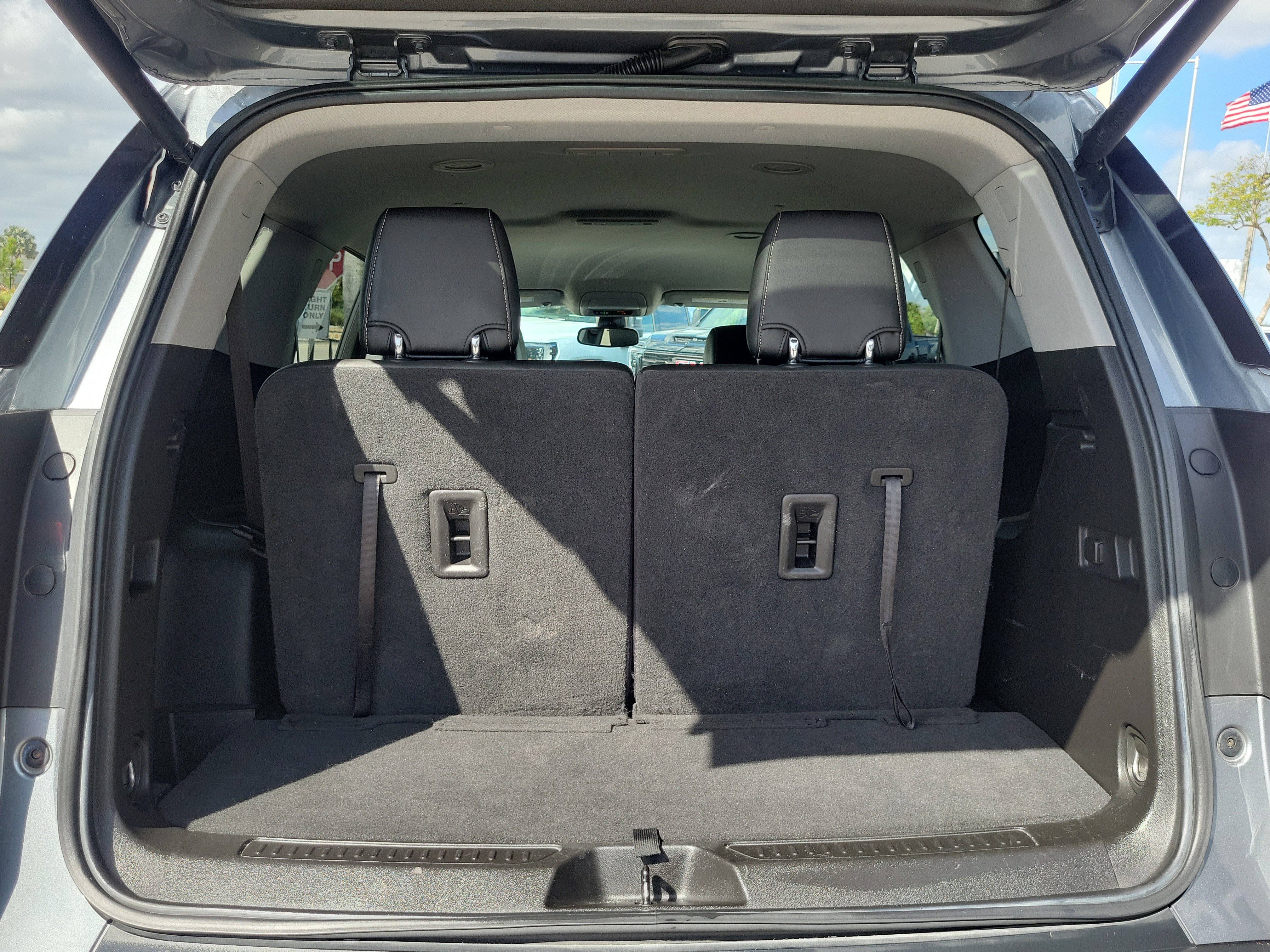 Used 2022 GMC Acadia SLT w/ Technology Package FWD image 16