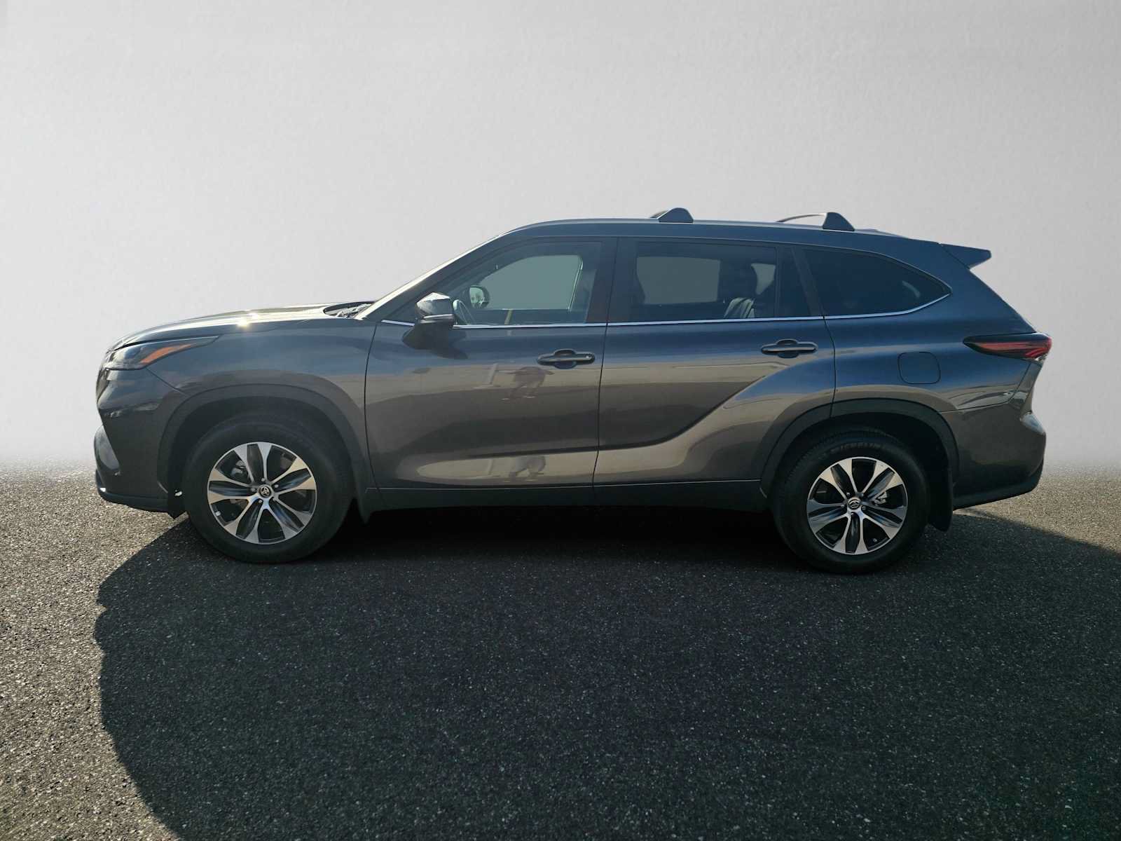 Used 2024 Toyota Highlander XLE AWD/4WD image 6