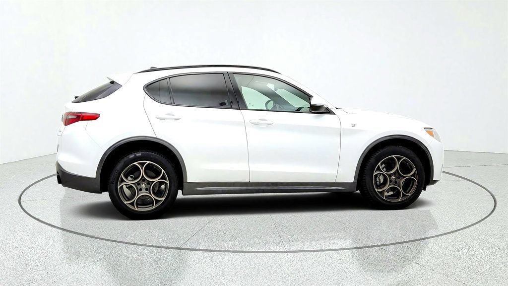 Used 2023 Alfa Romeo Stelvio Ti AWD/4WD image 4