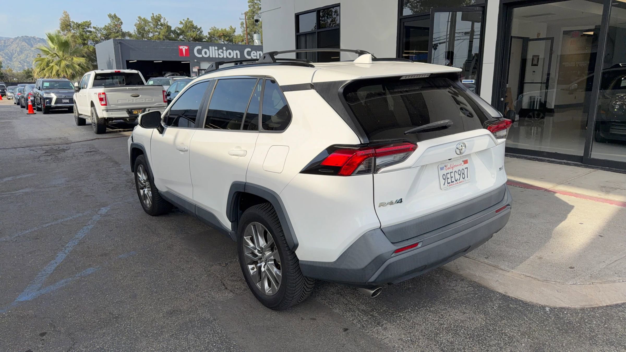Used 2019 Toyota RAV4 XLE Premium w/ Carpet Mat Package FWD image 4