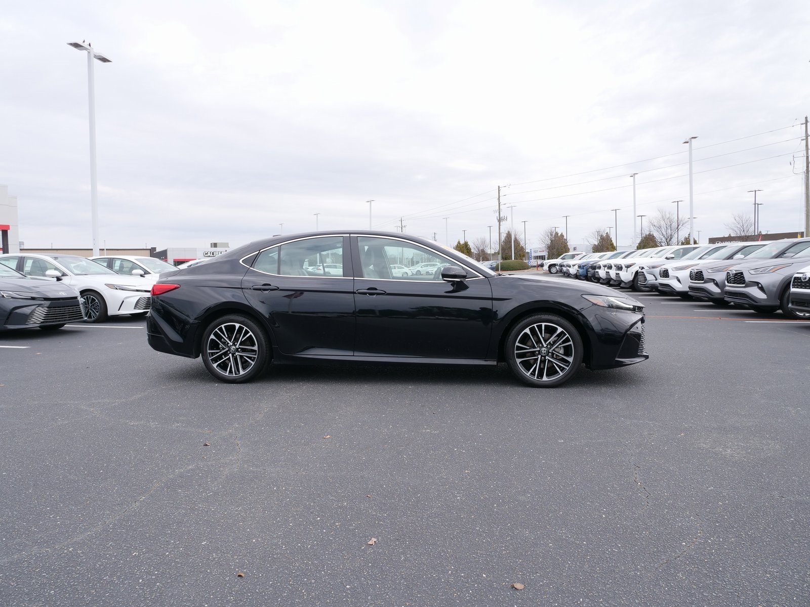 Used 2025 Toyota Camry XLE image 3