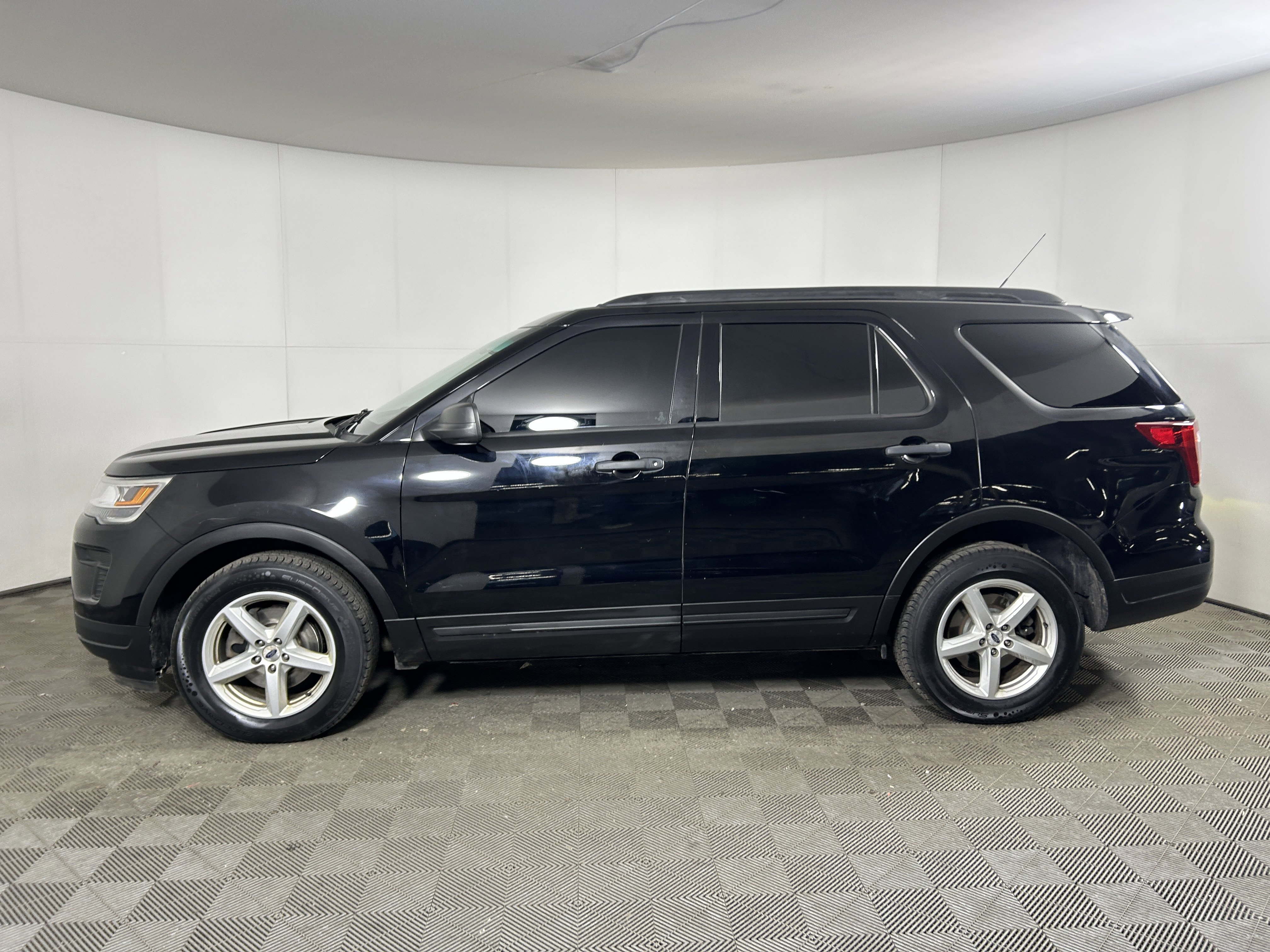 Used 2018 Ford Explorer 4WD image 2