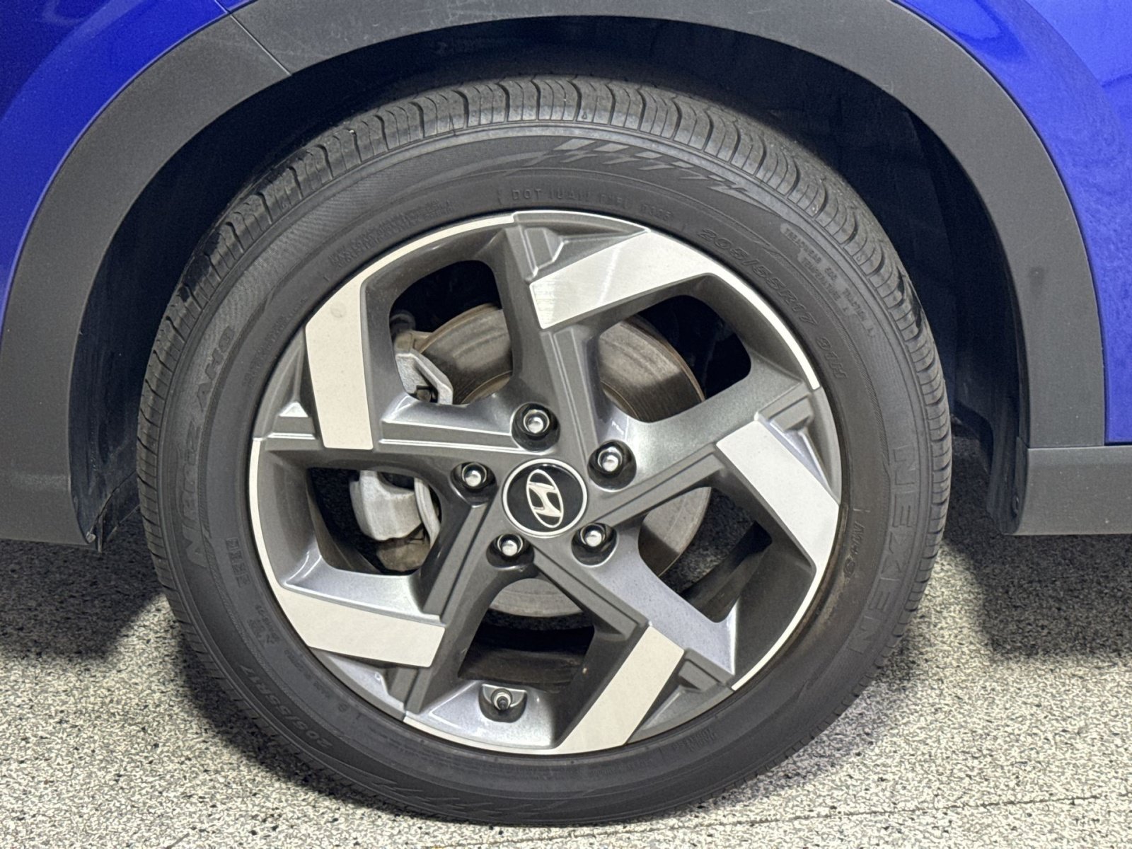 Used 2025 Hyundai Venue SEL FWD image 24