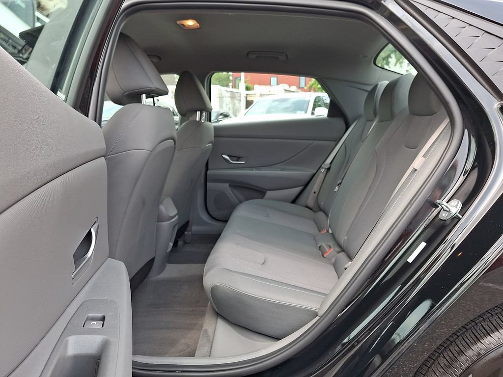 Certified 2025 Hyundai Elantra SE w/ Cargo Package FWD image 10