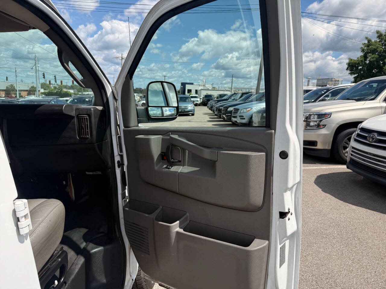 Used 2017 GMC Savana 3500 LS RWD image 32