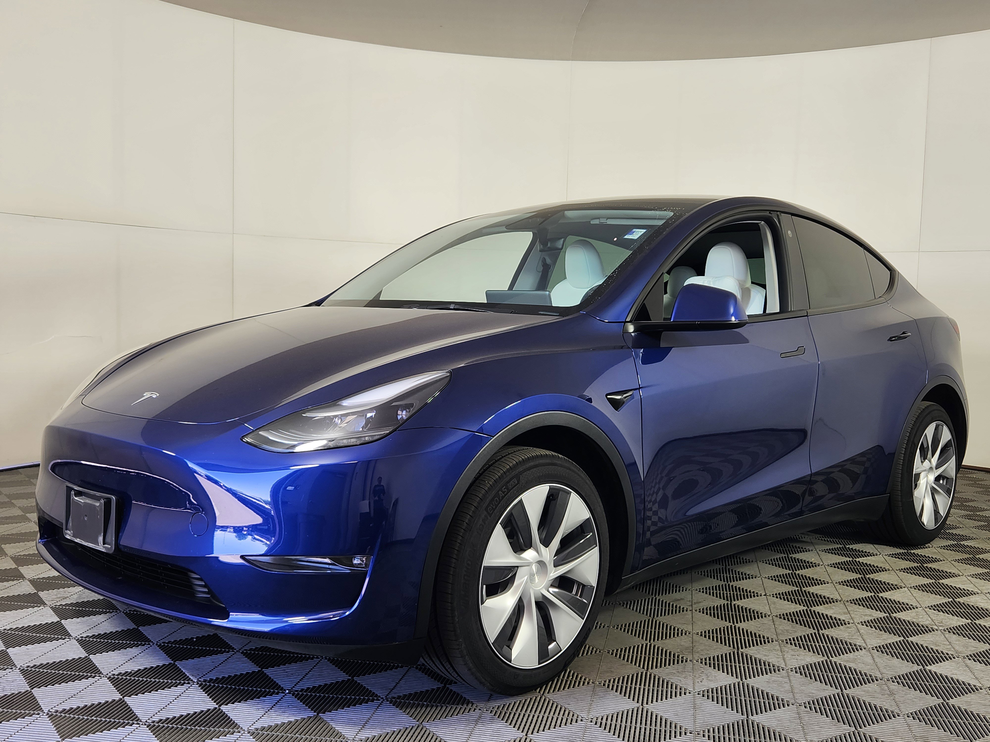 Used 2023 Tesla Model Y AWD image 3