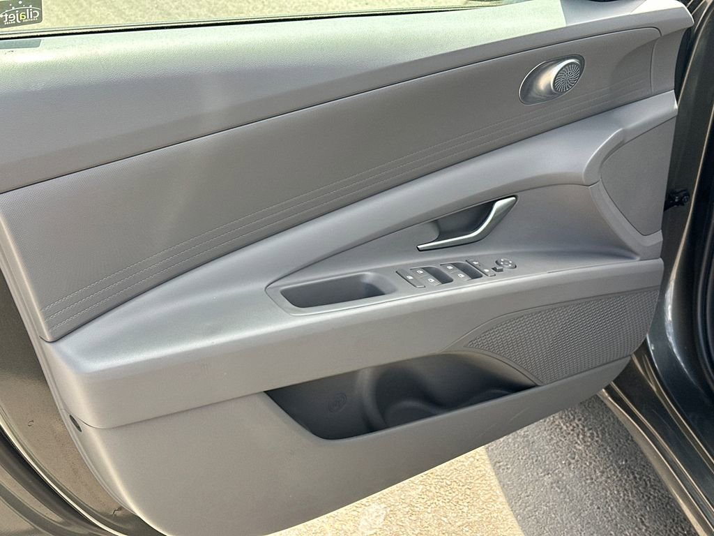 Used 2025 Hyundai Elantra SE FWD image 10