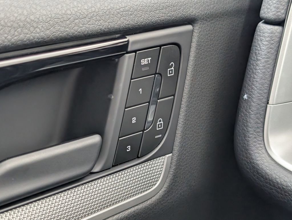 Certified 2025 Porsche Cayenne Coupe image 28