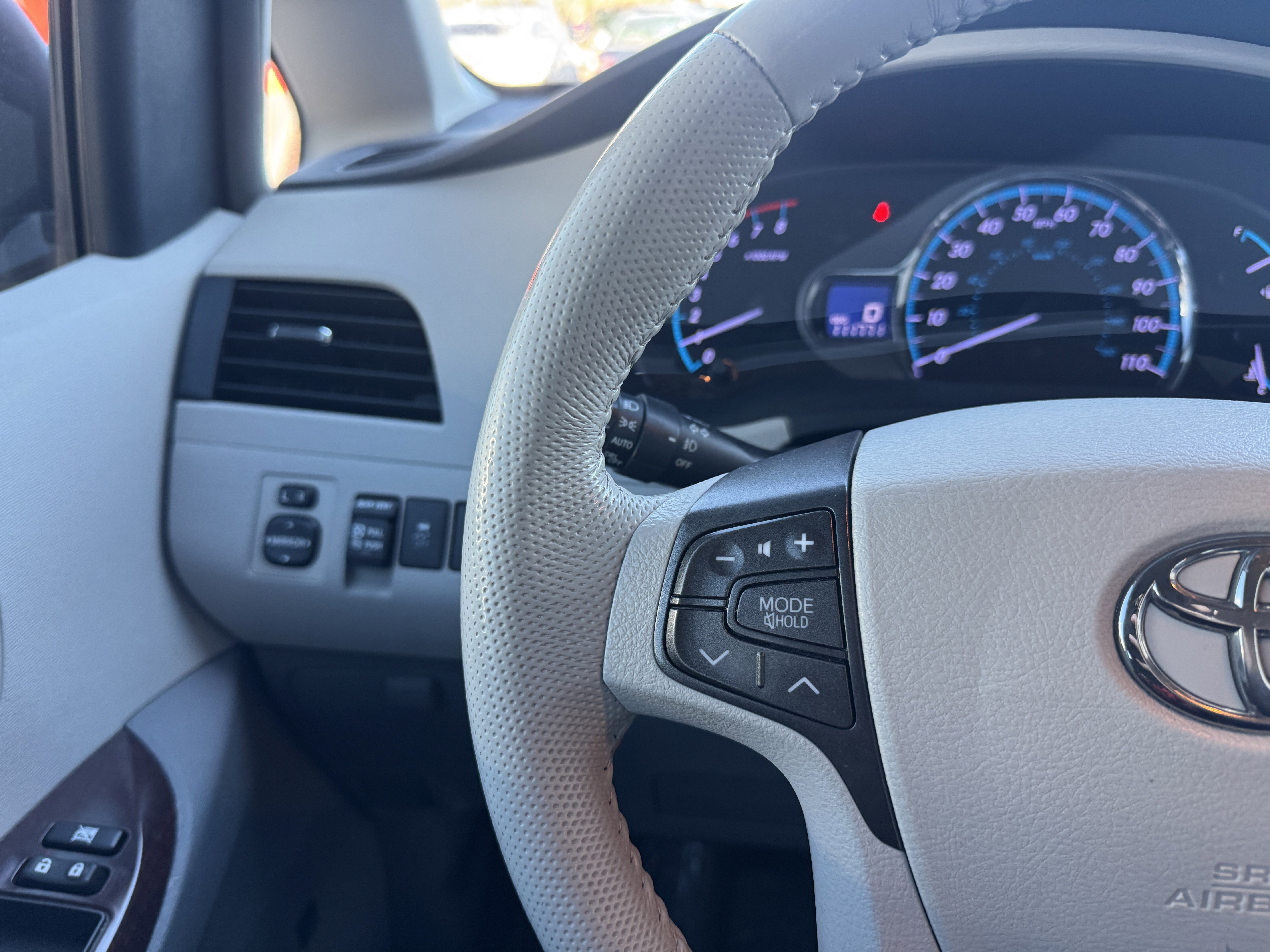 Used 2012 Toyota Sienna XLE image 23