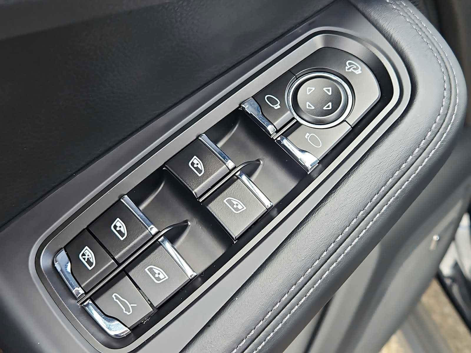 Certified 2025 Porsche Macan Turbo AWD/4WD image 12