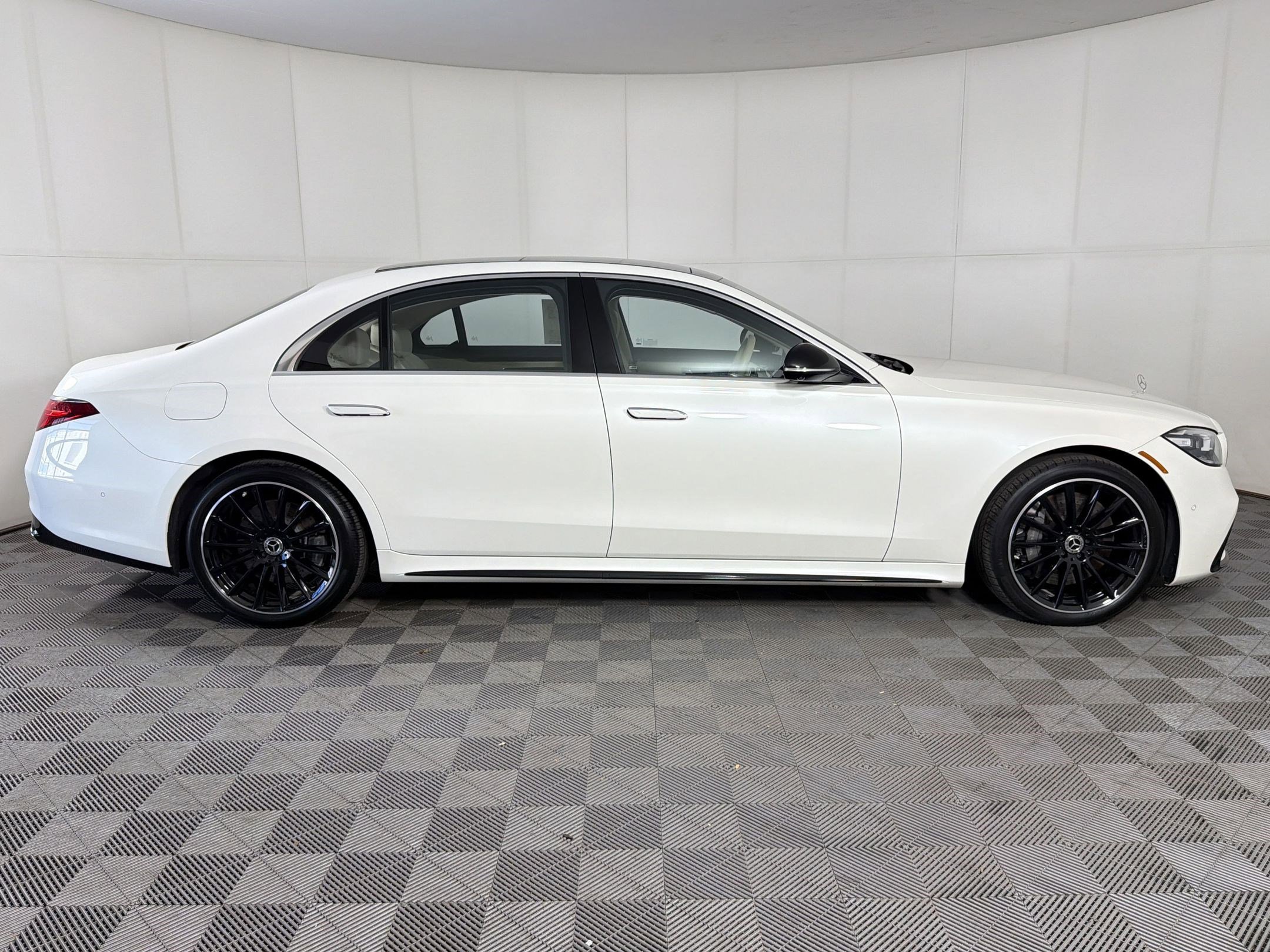Certified 2022 Mercedes-Benz S 500 4MATIC w/ AMG Line Package image 8