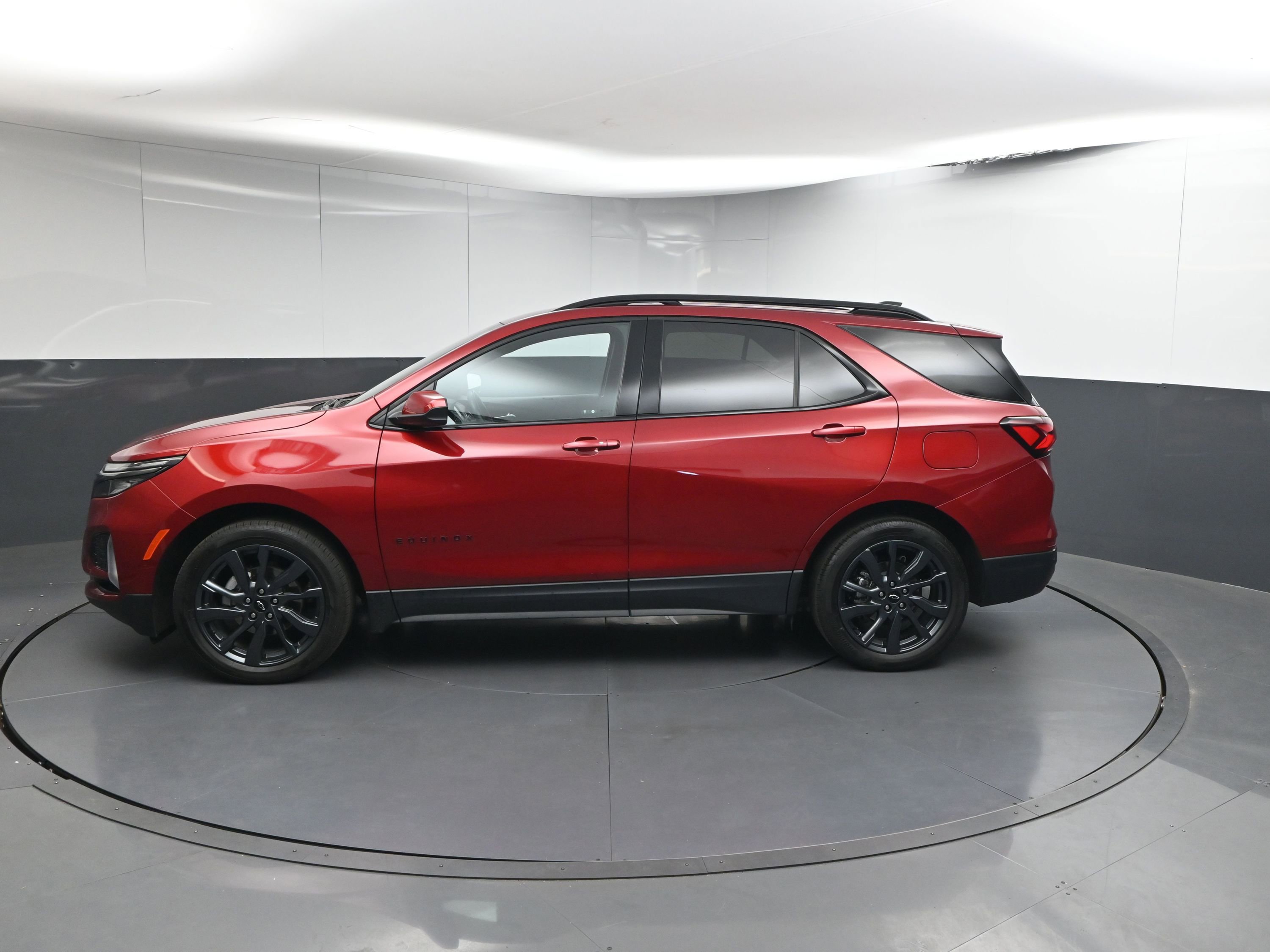 Used 2023 Chevrolet Equinox RS image 2