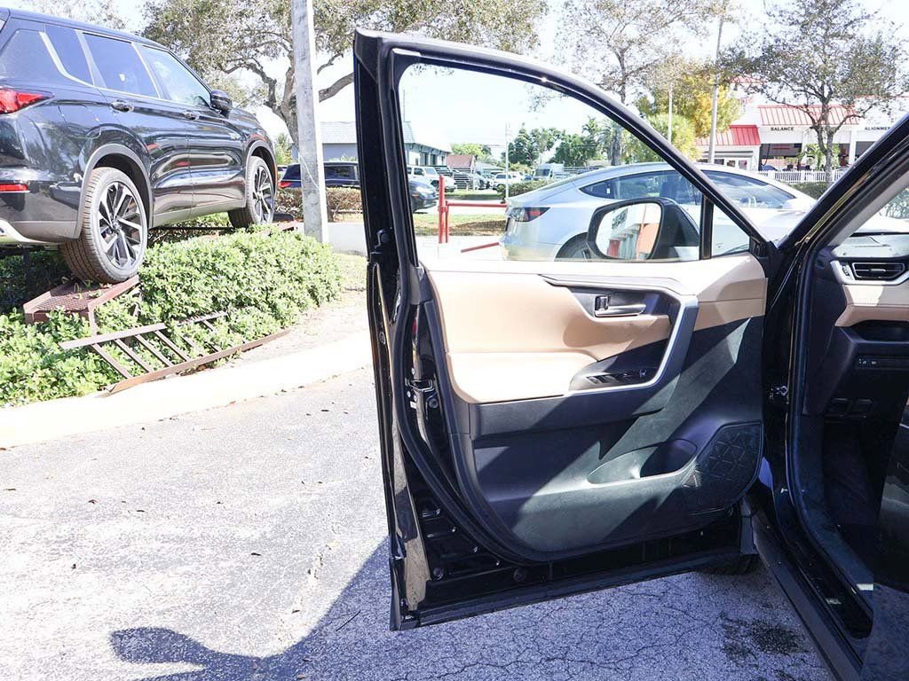 Used 2019 Toyota RAV4 XLE w/ Convenience Package FWD image 21