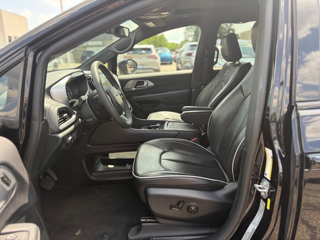 Certified 2025 Chrysler Pacifica Limited FWD image 23