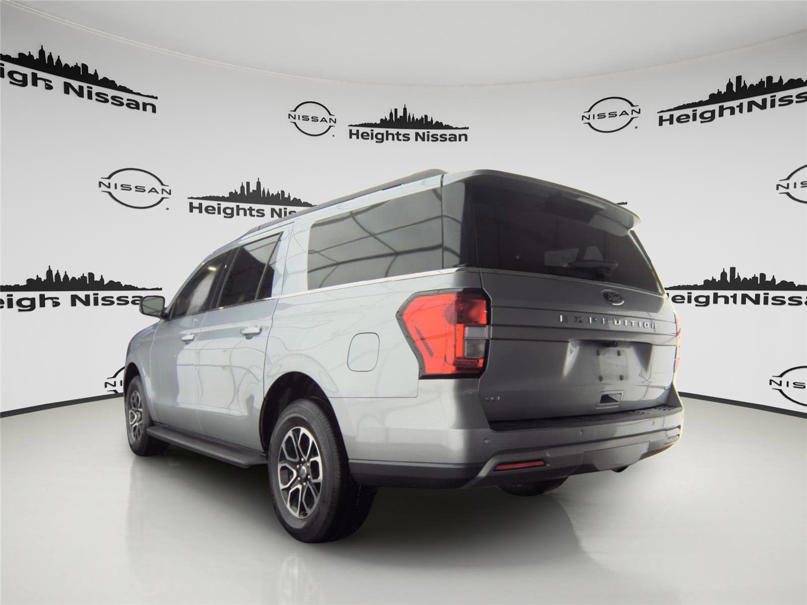 Used 2024 Ford Expedition Max XLT image 3