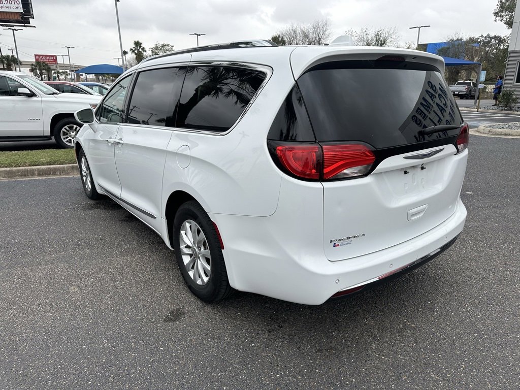 Used 2019 Chrysler Pacifica Touring-L image 4