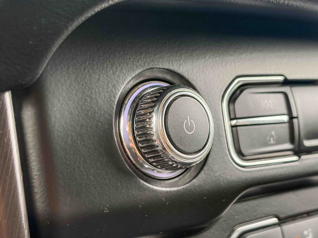 Used 2022 GMC Yukon XL AT4 image 29