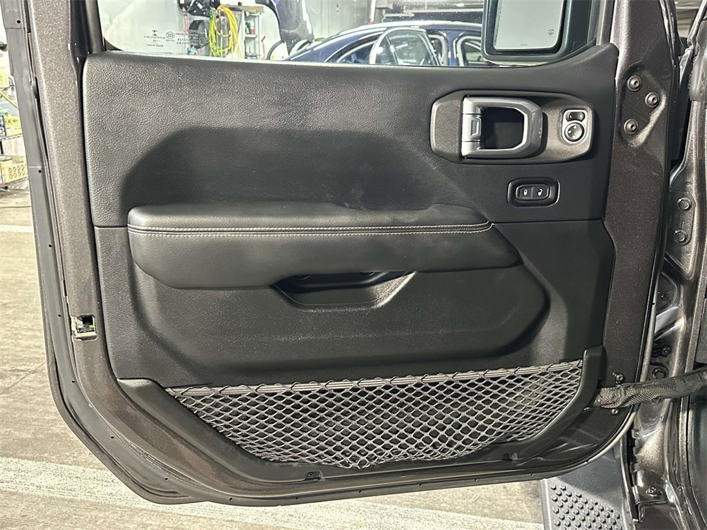 Used 2018 Jeep Wrangler Unlimited Sahara image 11