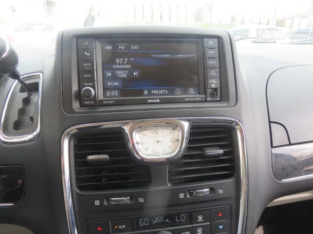 Used 2015 Chrysler Town & Country Touring w/ Driver Convenience Group FWD image 17