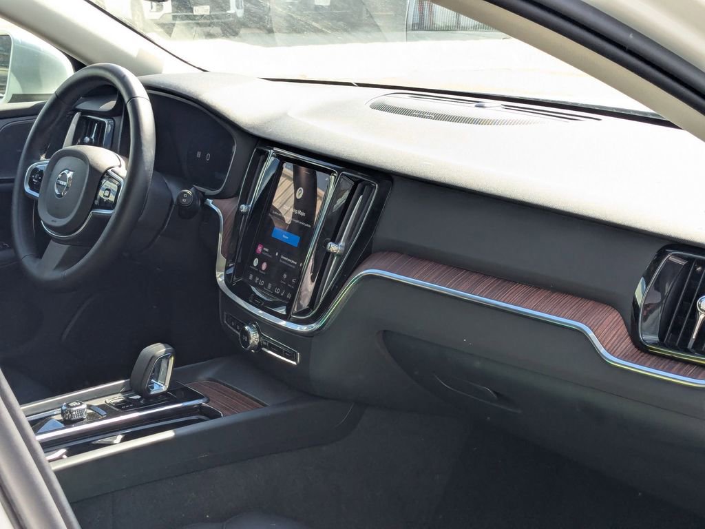 Used 2025 Volvo V60 B5 Cross Country Plus image 31