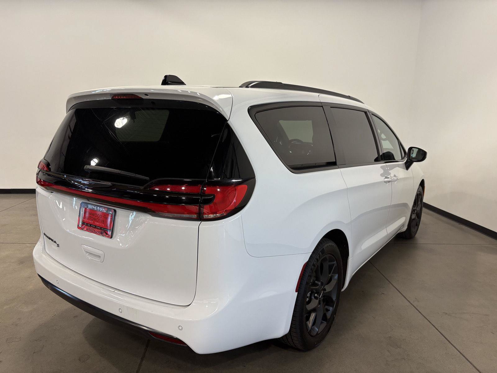 Used 2023 Chrysler Pacifica Touring-L w/ S Appearance Package FWD image 3