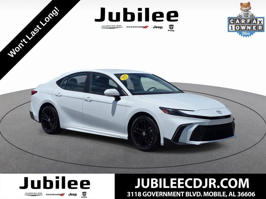 Used 2025 Toyota Camry SE FWD image 1