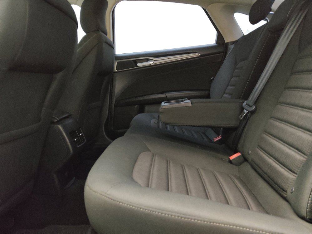 Used 2017 Ford Fusion SE w/ Fusion SE Technology Package FWD image 18