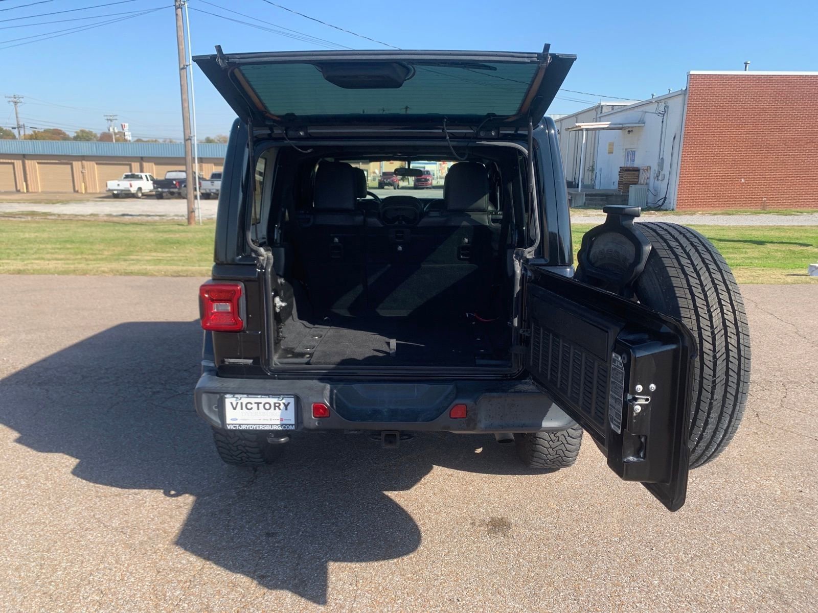 Used 2018 Jeep Wrangler Unlimited Sahara w/ Safety Group image 27