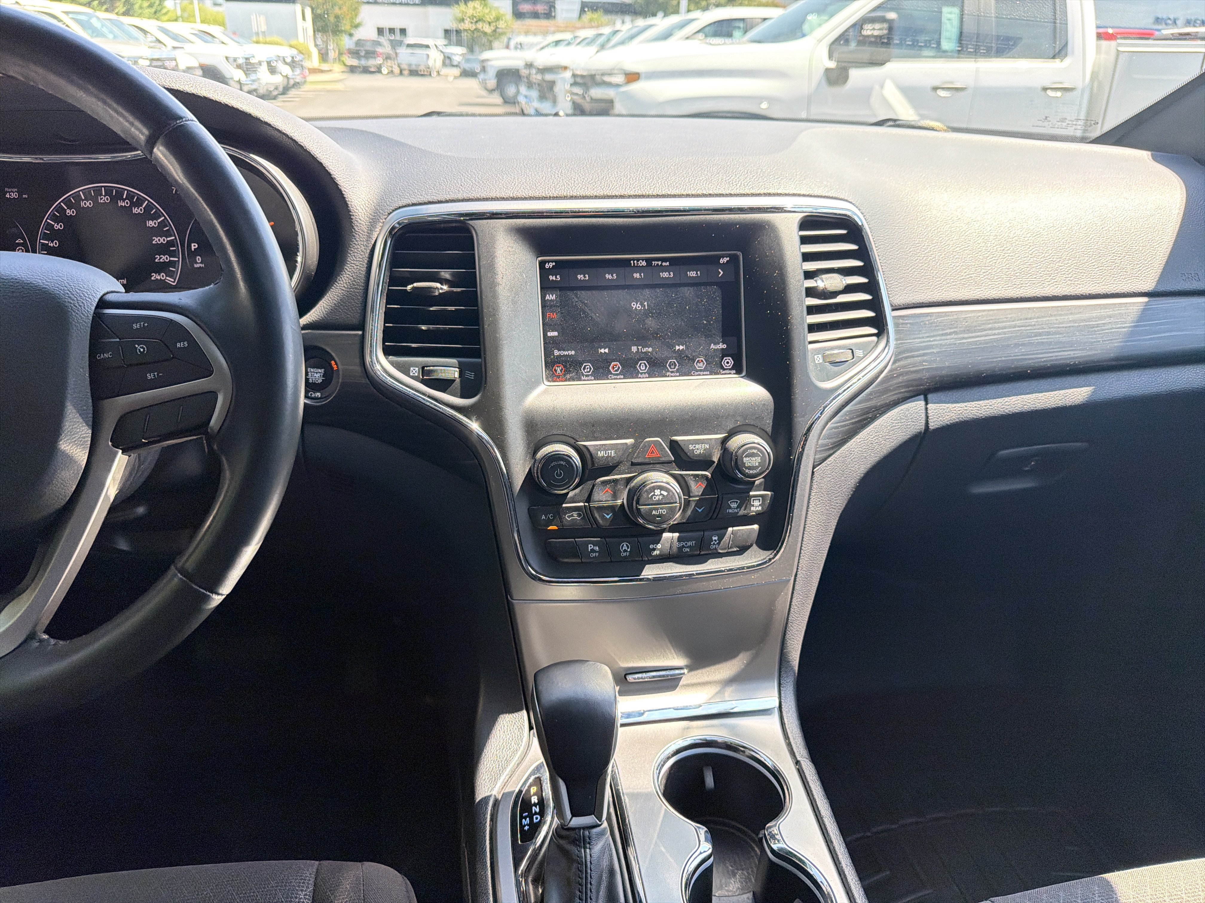 Used 2020 Jeep Grand Cherokee Laredo AWD/4WD image 31