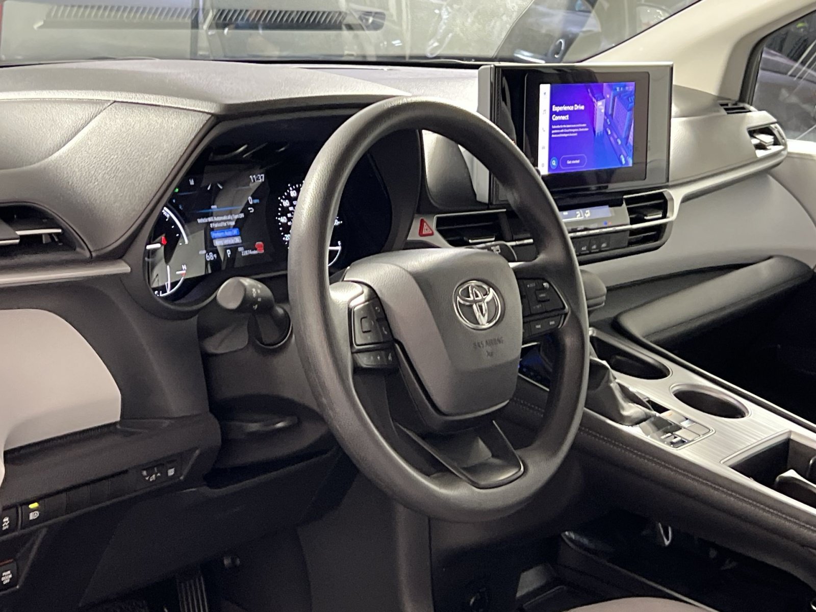 Used 2025 Toyota Sienna LE FWD image 16