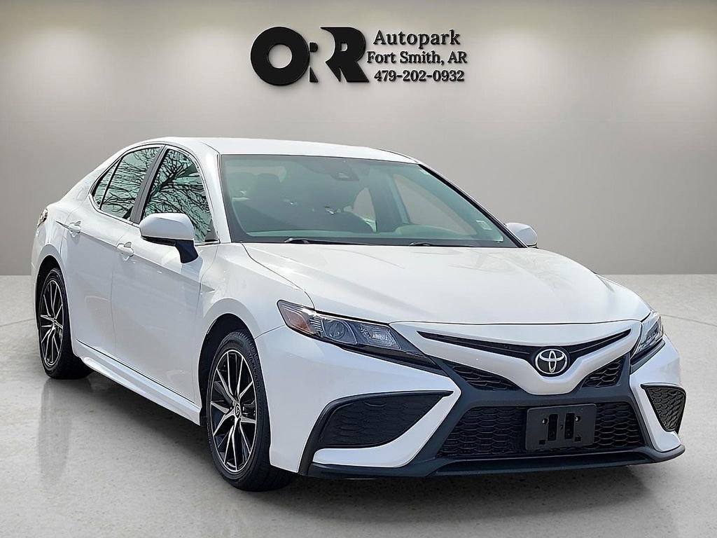 Used 2024 Toyota Camry SE image 1