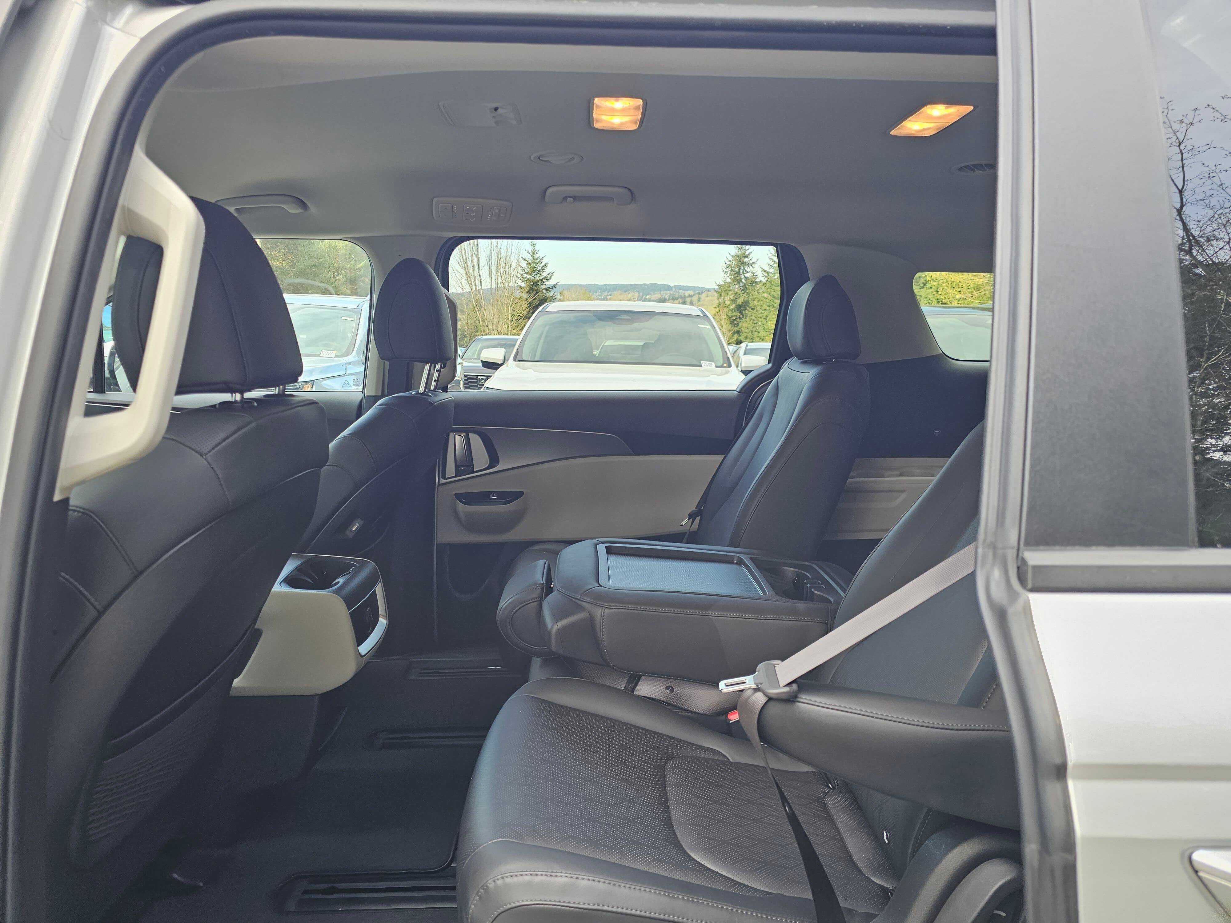 Used 2022 Kia Carnival LX FWD image 16