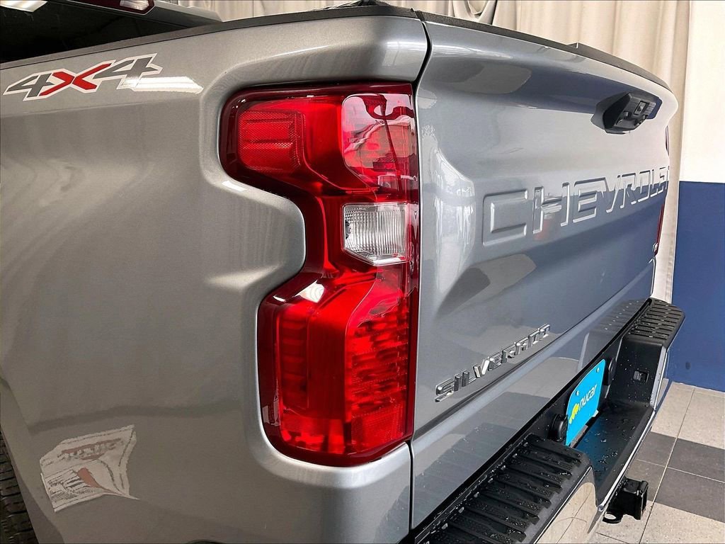Used 2023 Chevrolet Silverado 1500 LT AWD/4WD image 34